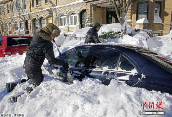 當(dāng)?shù)貢r(shí)間1月24日，美國(guó)遭遇暴風(fēng)雪襲擊。罕見(jiàn)暴風(fēng)雪天氣重創(chuàng)美國(guó)東北部地區(qū)，當(dāng)天美國(guó)首都華盛頓、費(fèi)城全城停擺，美國(guó)最大城市紐約幾乎全城癱瘓。