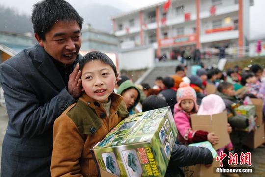 資料圖。1月22日，四川省綿陽市北川縣桃龍鄉鐵龍村舉辦留守兒童新年禮物發放活動。<a target='_blank' href='http://www.chinanews.com/'>中新社</a>記者 王駿 攝