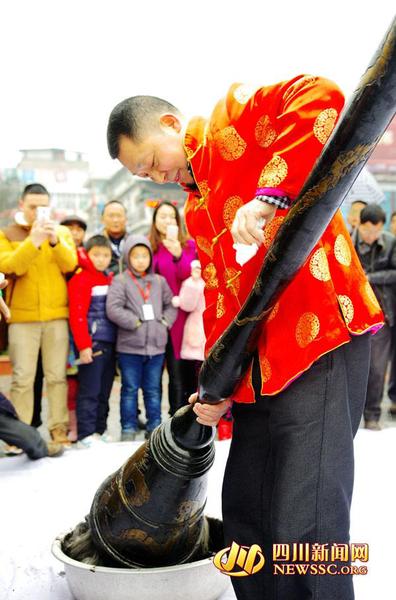 　　何文軍正在做事前準備工作。（攝影：鄧竹陽）