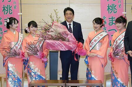 安倍接受茨城縣美女獻桃花喜笑顏開贊花很美很香