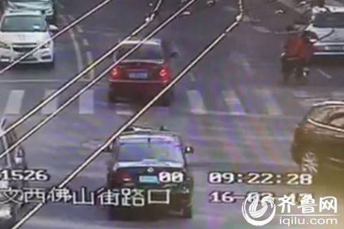 交警被套牌車頂行 畫面猶如“電影警匪片”(圖)