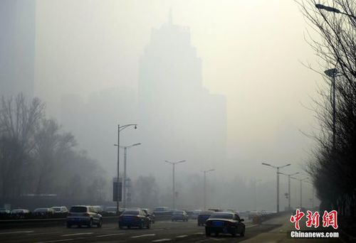 2月23日，新疆烏魯木齊市再度出現(xiàn)重度霧霾天氣，整個(gè)城市籠罩在霧霾之中，空氣質(zhì)量指數(shù)為嚴(yán)重污染。22日為農(nóng)歷正月十五，該市隨處都可聽到燃放煙花炮竹的聲音，夜晚時(shí)分達(dá)到頂峰，燃放煙花炮竹產(chǎn)生的煙霧，久久無法散去。圖為城區(qū)高層樓宇隱沒在霧霾之中，遠(yuǎn)看酷似“海市蜃樓”。