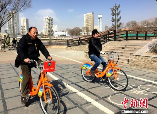 西寧首批“公共租賃自行車”免費投入使用市民扎堆辦卡