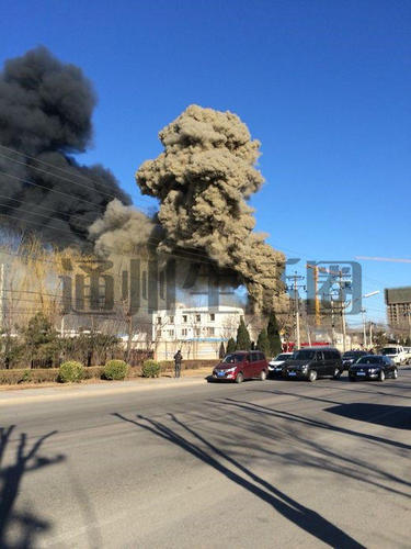 據網友爆料，通州曹園狗市附近發生大火，并伴有爆炸，消防隊正緊急撲救！1