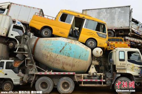 資料圖：2015年4月8日，浙江義烏市治理淘汰黃標(biāo)車回收倉庫，6000多輛淘汰回收的各類黃標(biāo)車等待拆解。 呂斌 攝 圖片來源：東方IC 版權(quán)作品 請勿轉(zhuǎn)載