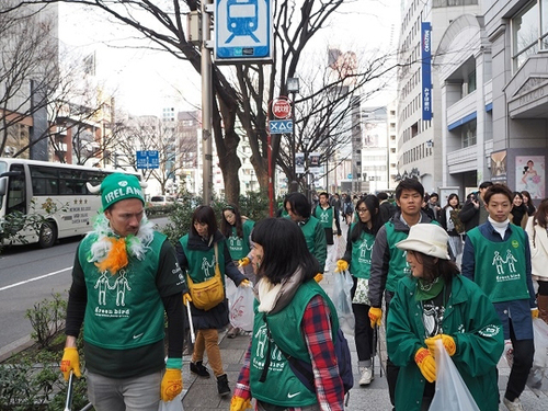 日本人難忍巴黎臟亂差 組團打掃衛生