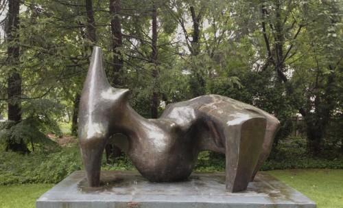 亨利·摩爾，《側(cè)臥的人》（Reclining Figure）.jpg