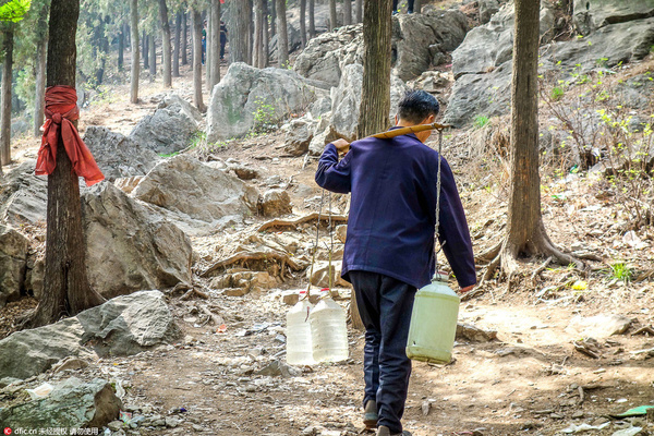 翻山排隊取靈水