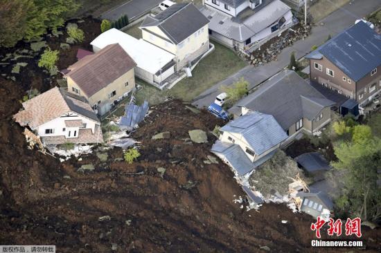 地震還引發山體滑坡。熊本縣南阿蘇村發生嚴重山體滑坡，多所居民住宅被毀。專家擔憂的，還在于這連續兩次強震皆發生在熊本縣境內的著名活火山阿蘇山附近。而當天上午阿蘇山的中岳第一火口，已經發生了小規模的噴火。