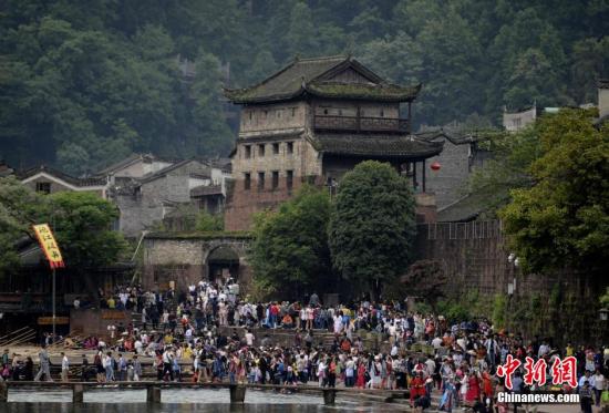 5月1日，正值“五一”小長假第二日，湖南鳳凰古城迎來了旅游高峰。 楊華峰 攝