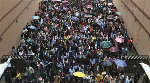 2016 年 4 月 23 日，湖北省武漢市中南財經政法大學考點，考生冒雨參加筆試。