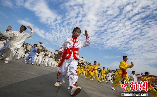 少年太極拳愛好者在江西都昌縣一廣場上表演太極拳。　傅建斌　攝