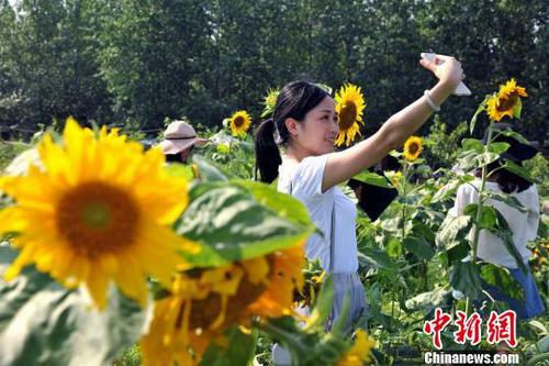 皮膚病專家：常自拍或老得快 臉上更易長皺紋