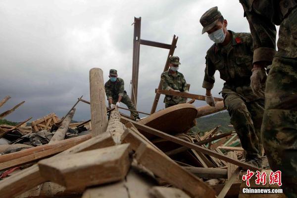 福建武警官兵積極投入駐地災后重建2