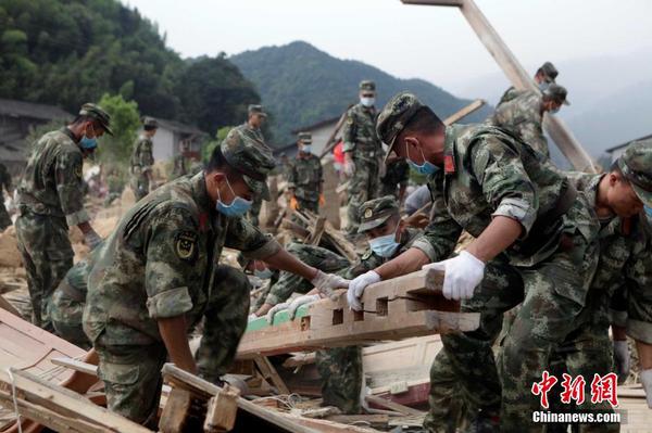 福建武警官兵積極投入駐地災(zāi)后重建4