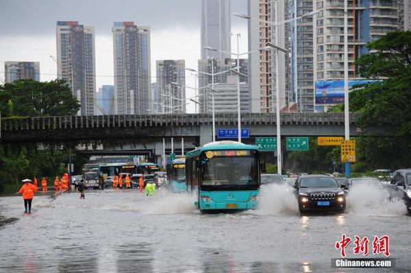 臺風“妮妲”來襲 深圳部分路段積水交通受阻