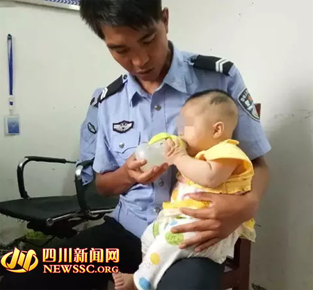 老人不滿上戶手續(xù)將孫女丟下 警察臨時(shí)變