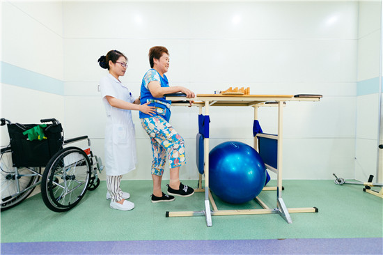 8月9日，醫務人員在江蘇鎮江潤州區黎明社區衛生服務中心為患者進行康復理療。新華社記者 劉金海 攝