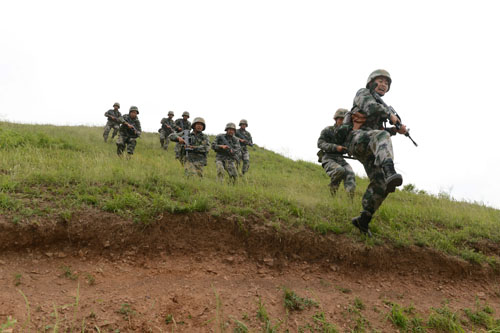 資料圖：陸軍第39集團軍某紅軍旅官兵在演習中發起沖鋒