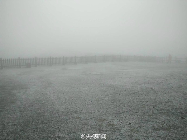 10月3日中午，長白山下起了今年入秋以來的第一場雪，預計今天下午還可能有一個降雪過程。 @央視新聞 圖