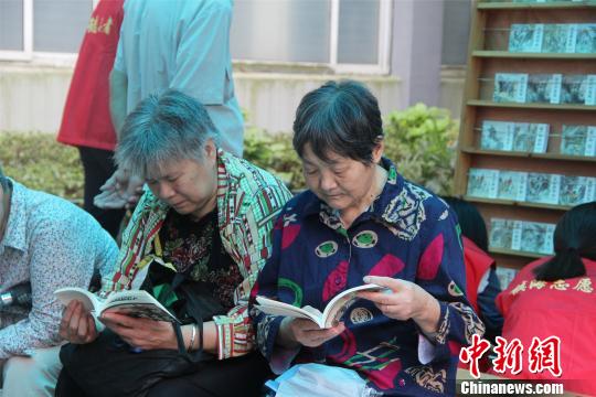 圖為市民追憶“小人書”時代 沈穎 攝