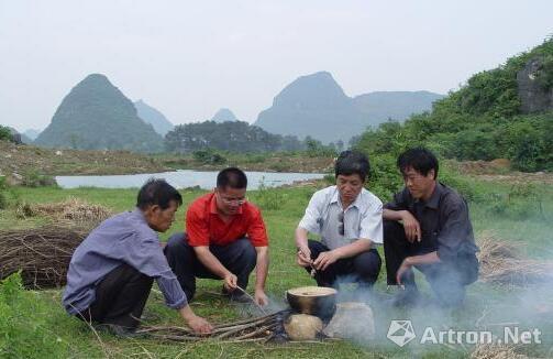 圖為中國社會科學(xué)院考古研究所考古專家在進行“雙料混煉”考古實驗。　楊陳　攝