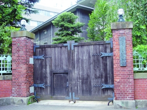 位于日本東京上野公園的東京美術學校舊址，今屬東京藝術大學