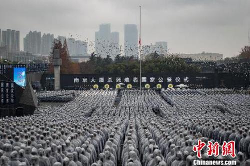 在侵華日軍南京大屠殺遇難同胞紀念館，南京大屠殺死難者清涼山叢葬地等17個叢葬地，12個社區以及愛國主義教育基地同時舉辦了悼念儀式。　泱波 攝