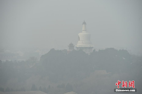 12月20日，北京大霧、霾預警雙發，局地能見度不足50米，整個京城仿佛置身于“仙境”，分不清霧和霾。<a target='_blank' href='http://www.chinanews.com/' >中新網</a>記者 金碩 攝