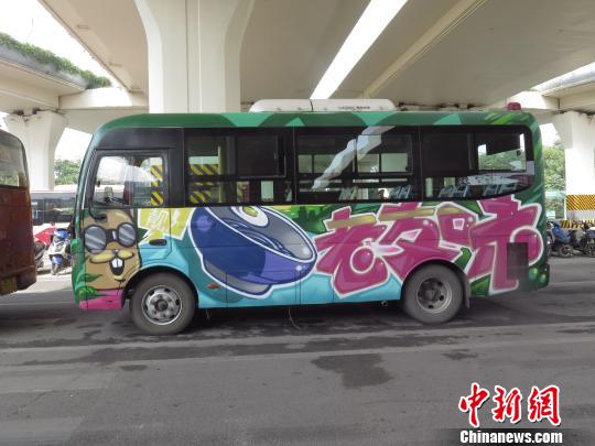 涂鴉公交車(chē)亮相廣西南寧增添街頭“老友味”