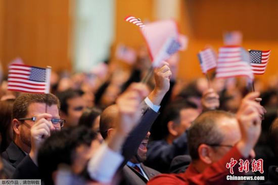 當地時間2017年2月8日，美國波士頓，200多名移民參加入籍儀式，正式成為美國公民。