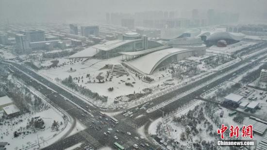 2月21日，呼和浩特降下大雪，交通受阻，市內(nèi)快速路全線封閉，當(dāng)?shù)貧庀蟛块T發(fā)布暴雪黃色預(yù)警與道路結(jié)冰黃色預(yù)警信號。徐小鋼 攝