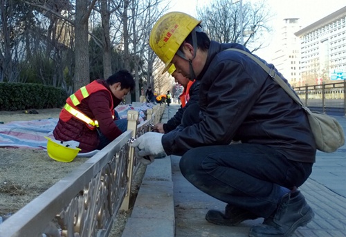 北京：長安街綠地更新護欄突顯“中國風”迎兩會