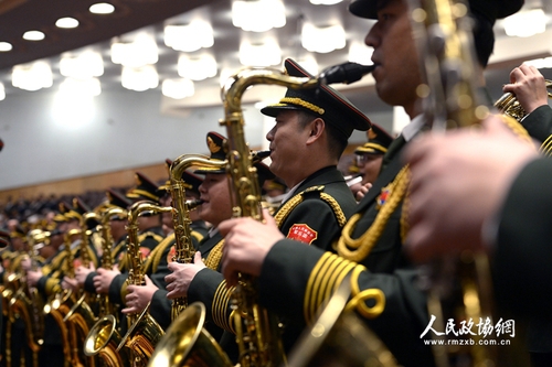 3月3日，全國(guó)政協(xié)十二屆五次會(huì)議在北京人民大會(huì)堂開幕。圖為軍樂團(tuán)入場(chǎng)就位，樂聲響起。人民政協(xié)網(wǎng)記者 齊波攝