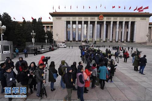 3月5日，第十二屆全國(guó)人民代表大會(huì)第五次會(huì)議在北京人民大會(huì)堂開(kāi)幕。這是記者在人民大會(huì)堂外排隊(duì)等待進(jìn)入會(huì)場(chǎng)。 新華社記者燕雁攝