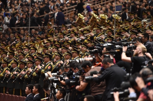 3月5日，第十二屆全國人民代表大會第五次會議在北京人民大會堂開幕。這是軍樂團在演奏。