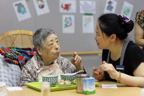 虹口區(qū)首個“長者照護(hù)之家”，午餐三菜一湯，營養(yǎng)軟糯適合老人口味。