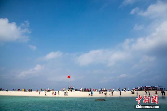 近日，<a target='_blank' href='http://www.chinanews.com/'>中新社</a>記者隨新投入西沙生態旅游航線運營的“長樂公主”游輪，進入西沙群島永樂環礁，探訪風景如畫的西沙海域。圖為全富島風光。<a target='_blank' href='http://www.chinanews.com/'>中新社</a>記者 洪堅鵬 攝