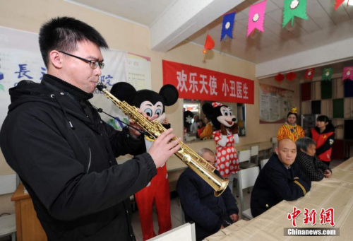 3月5日，山西長治醫(yī)學(xué)院組織大學(xué)生志愿者及“小丑醫(yī)生”走進(jìn)當(dāng)?shù)爻菂^(qū)南山田園養(yǎng)老院。范麗芳 攝