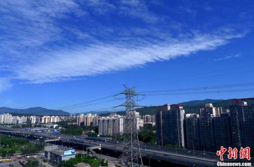 圖為北京石景山區的上空呈現藍天白云美景。<a target='_blank' href='http://www.chinanews.com/'>中新社</a>發 李文明 攝 圖片來源：CNSPHOTO