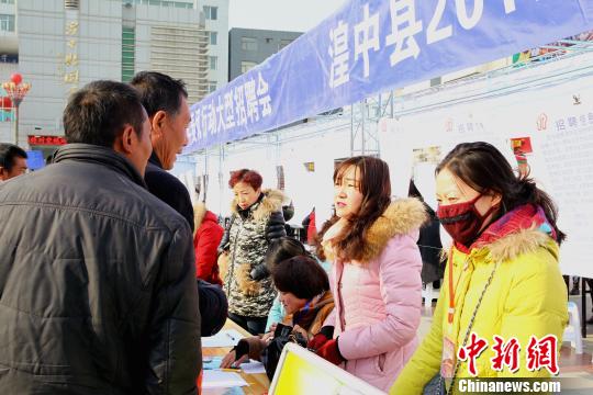 青海省湟中縣舉辦的“春風行動”招聘會現場，青海省各地將陸續舉辦80場“春風行動”招聘會。　張添福　攝