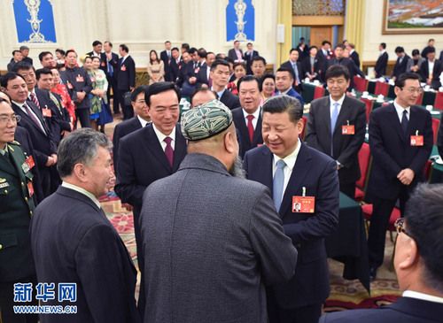 3月10日，中共中央總書記、國家主席、中央軍委主席習近平參加十二屆全國人大五次會議新疆代表團的審議。這是習近平同代表親切交談。新華社記者 李濤 攝