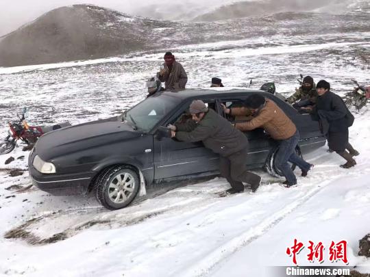 圖為降雪導致路面結冰，牧區行車困難。　鐘欣 攝