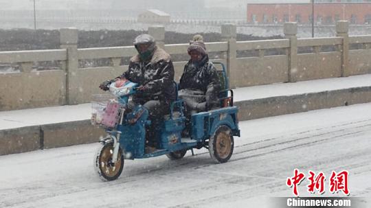 圖為降雪導致路面結冰濕滑。　鐘欣 攝