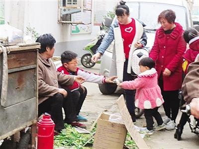 河南小學生兄妹為救母街頭賣菜 閑暇時書本不離手