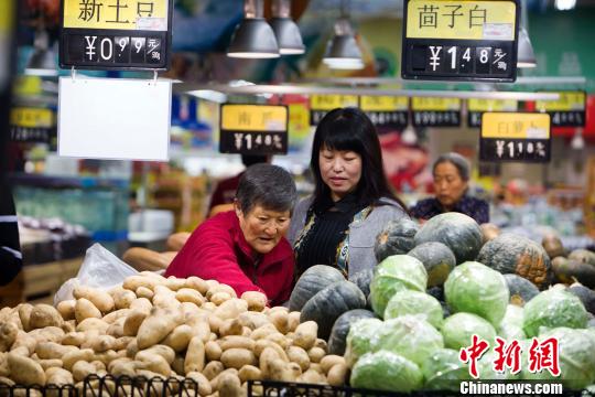 山西太原，民眾在超市選購蔬菜?！堅?攝