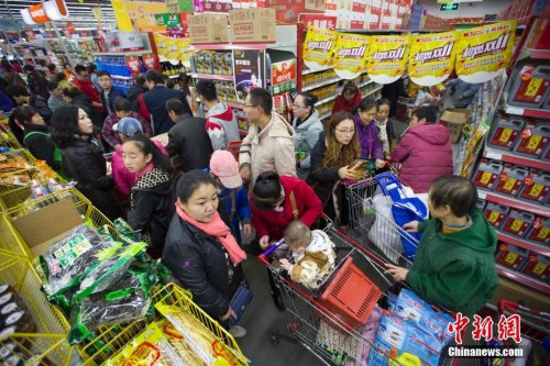 資料圖：11月11日，山西太原某超市正在進(jìn)行每年一度的“雙十一”打折促銷活動，大量民眾前來購買生活用品，場面十分火爆。張云 攝