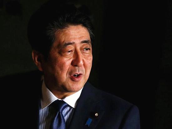 3月16日，日本首相安倍晉三走在東京官邸內(nèi)。（新華/路透）