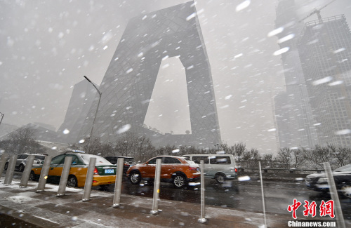 2月21日，北京多個地區迎來降雪天氣，預計降雪過程將持續至半夜。“春雪”如約而至，整個城市一派銀裝素裹的景象。圖為雪中的央視大樓。<a target='_blank' href='http://www.chinanews.com/' >中新網</a>記者 金碩 攝