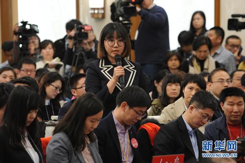 　3月2日，全國政協十二屆五次會議新聞發布會在人民大會堂一層新聞發布廳舉行。圖為中國日報社記者提問。